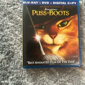 DreamWorks Puss in Boots Blu-ray with Blue Case